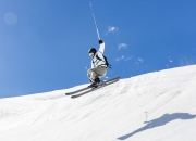 PG平台-年度焦点之战，湖人铁血防守击溃雷霆，詹眉组合诠释冠军底蕴